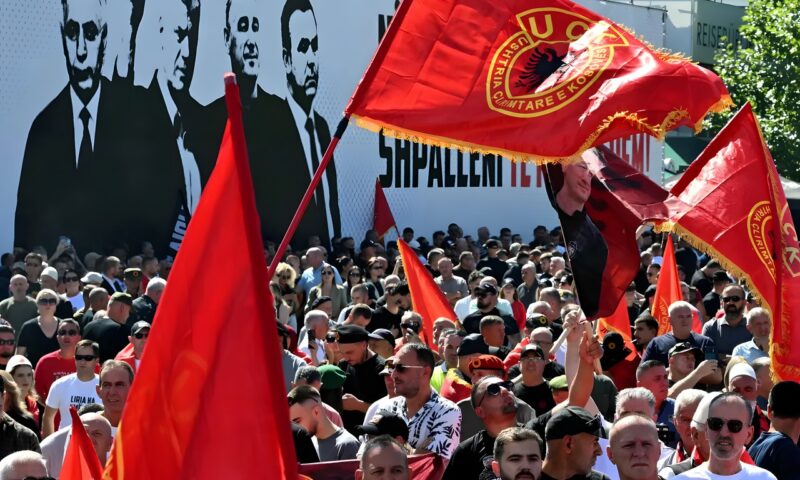 فون دير لاين تواجه مظاهرات في كوسوفو رفضاً للحكم على رئيسها السابق