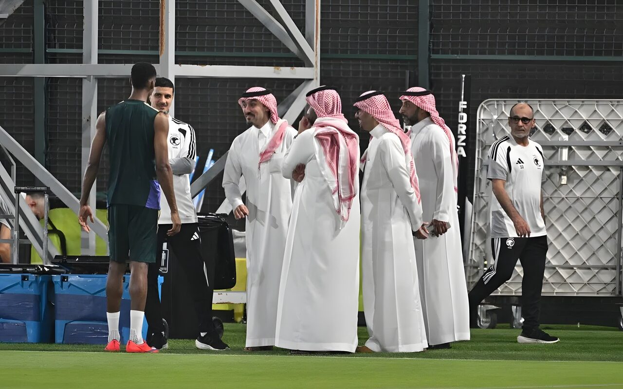 الفيصل يلتقي دونيس… وحديث خاص مع كنو قبل نصف نهائي «خليجي 27»