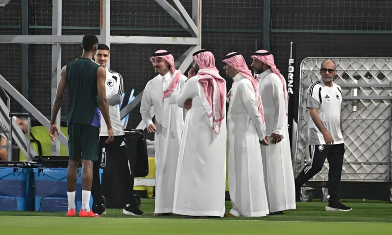 الفيصل يلتقي دونيس… وحديث خاص مع كنو قبل نصف نهائي «خليجي 27»