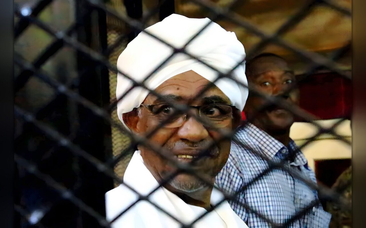 عمر البشير يطلب السماح بالسفر خارج السودان لتلقي العلاج