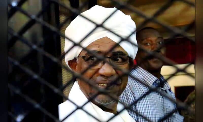 عمر البشير يطلب السماح بالسفر خارج السودان لتلقي العلاج