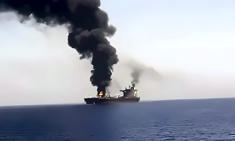 هيئة بحرية بريطانية: إخماد حريق على متن سفينة أصيبت بمقذوف غرب الإمارات