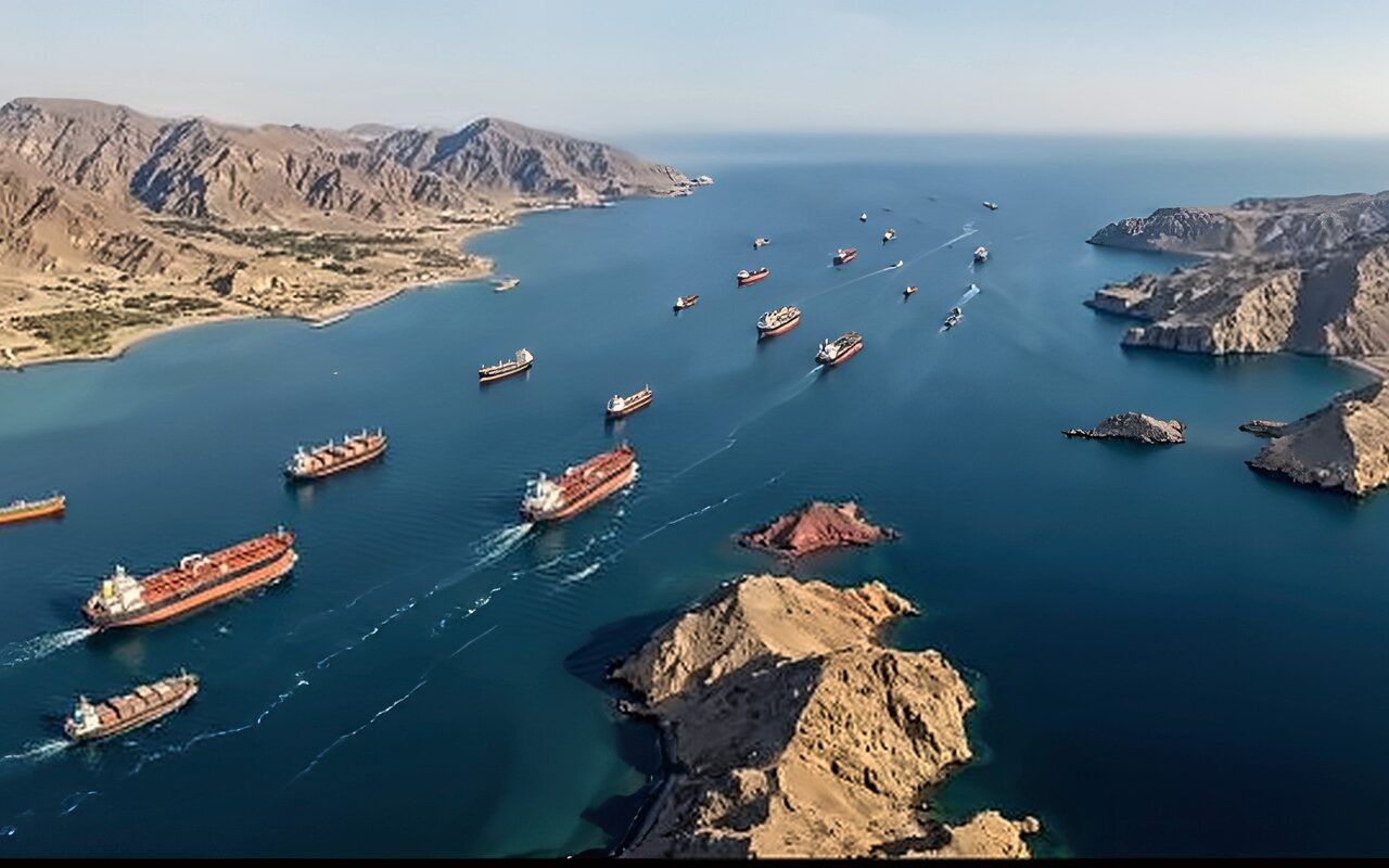 إصابة ناقلة بمقذوف مجهول في مضيق هرمز.. وأضرار بالسفينة دون إصابات بين الطاقم