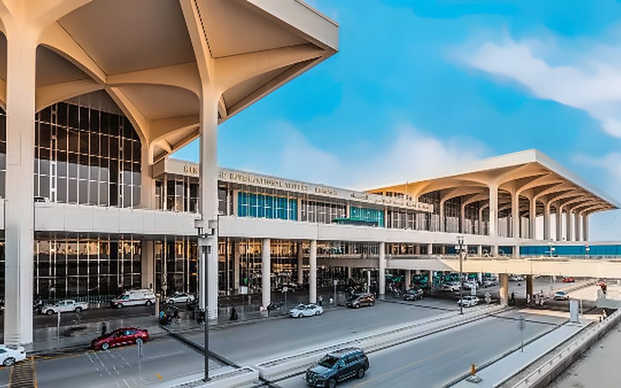 الحوثيون يعلنون تنفيذ 4 عمليات استهدفت مطاري الرياض والدمام ومنشأة لأرامكو بالسعودية