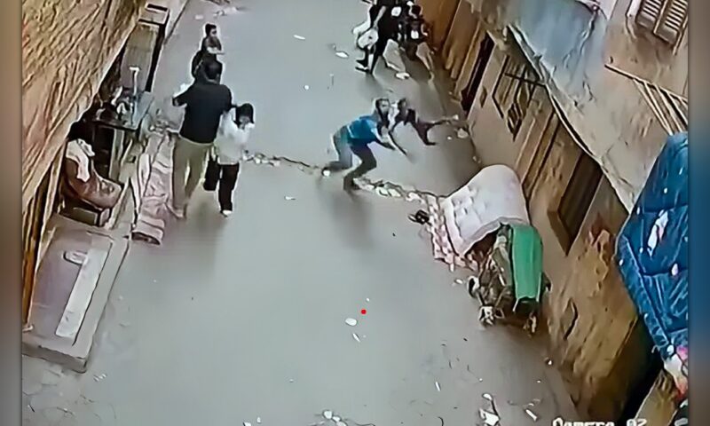«لقطة استثنائية»… احتفاء مصري بشاب أنقذ طفلاً من الموت عقب سقوطه