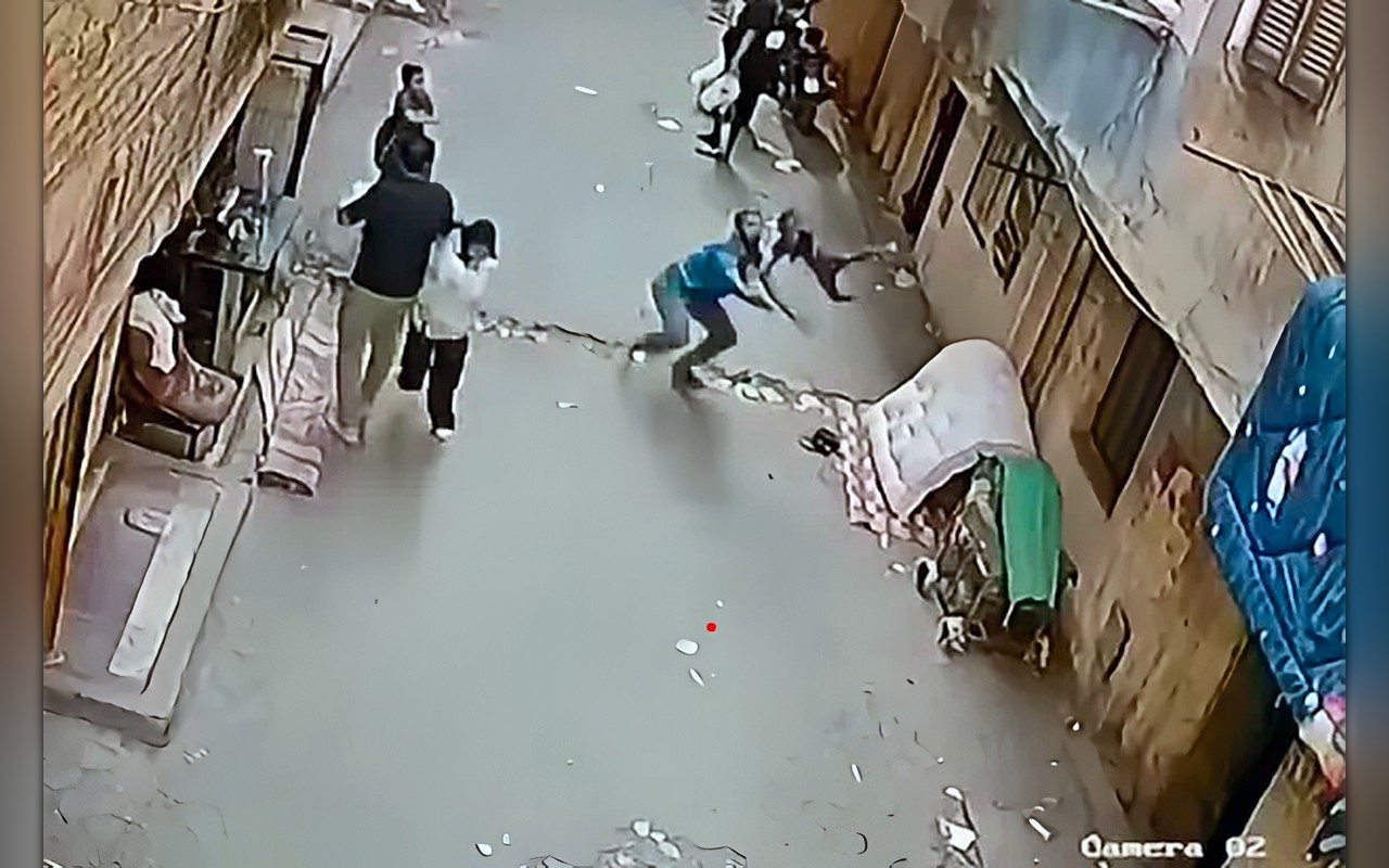 «لقطة استثنائية»… احتفاء مصري بشاب أنقذ طفلاً من الموت عقب سقوطه