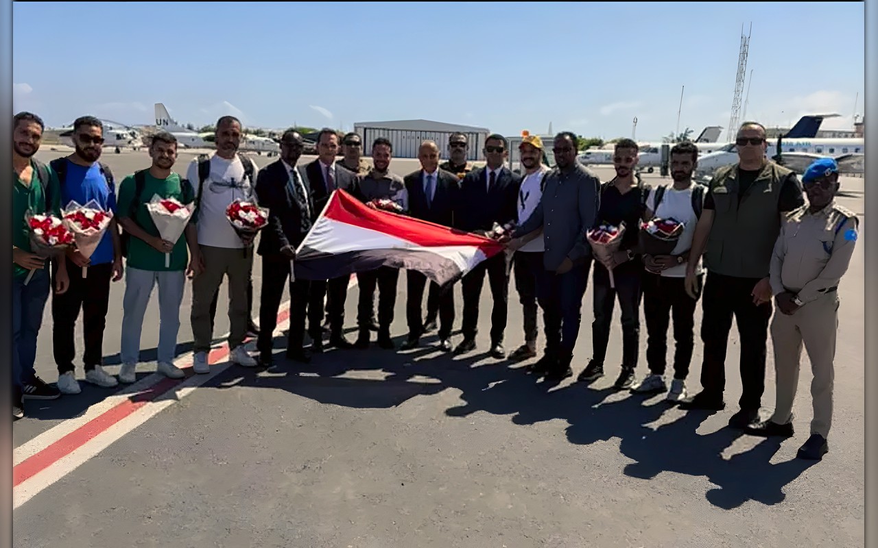 البحارة المصريون المختطفون في الصومال يغادرون إلى القاهرة عقب تحريرهم