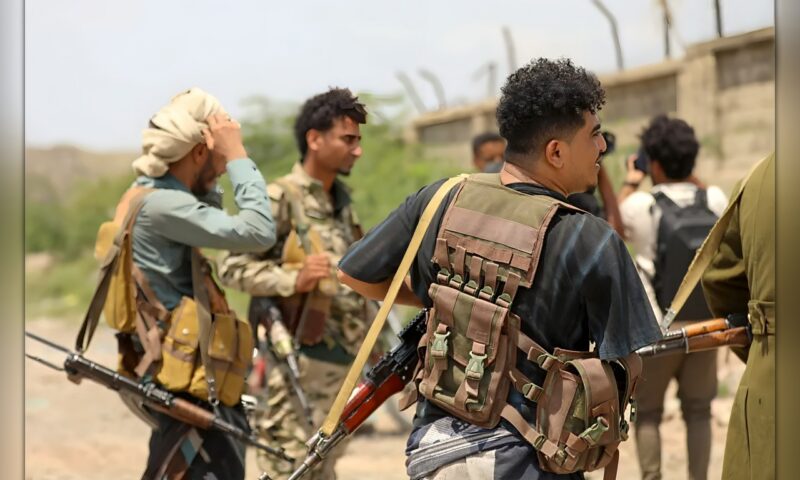 ضغط حوثي يعزل تعز عن أريافها الجنوبية وسط مقاومة شرسة