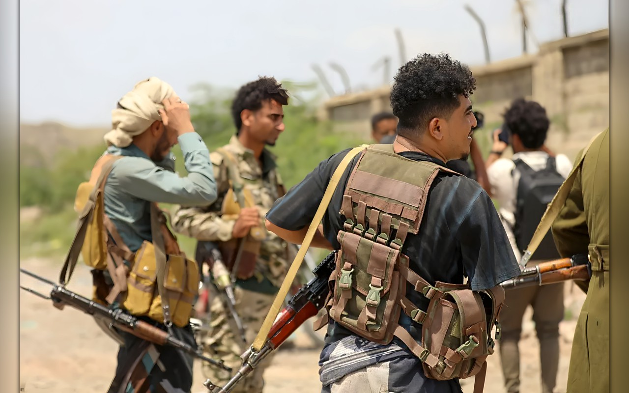 ضغط حوثي يعزل تعز عن أريافها الجنوبية وسط مقاومة شرسة