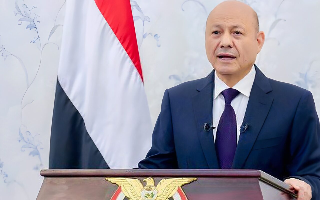 رئيس مجلس القيادة اليمني: عملية فجر اليمن ماضية نحو هدفها لإنهاء انقلاب الميليشيات الحوثية