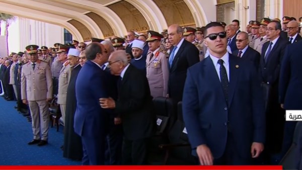 عاصر حروب مصر.. الرئيس السيسي يقبل رأس الفريق مجدي حتاتة خلال حفل الأكاديمية العسكرية