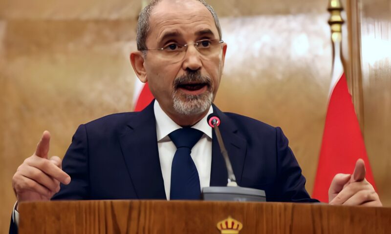 وزير خارجية الأردن: نقف إلى جانب السعودية في كل ما تتخذه لحماية أمنها واستقرارها وسيادتها