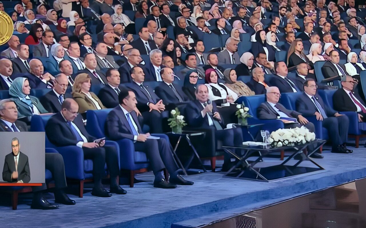 الرئيس السيسي: أيام الرئيس مبارك كنت بقول مش بنحكي الحكاية ليه للناس.. أنا اكتر واحد أتكلم عن تاريخ الدولة المصرية