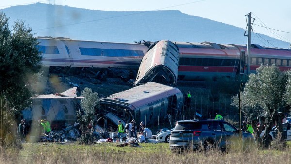 السلطات الإسبانية: ارتفاع عدد القتلى جراء تصادم قطارين جنوب مدريد إلى 64 على الأقل
