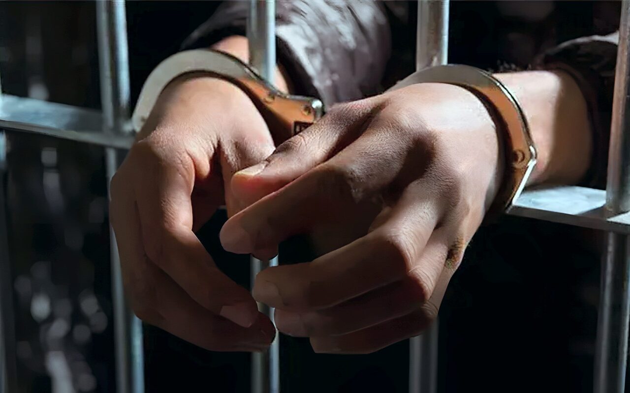 بعد تهديده بالسلاح أمام زوجته وطفله، حجز المتهمين بمحاولة سرقة سيارة إسلام جمال