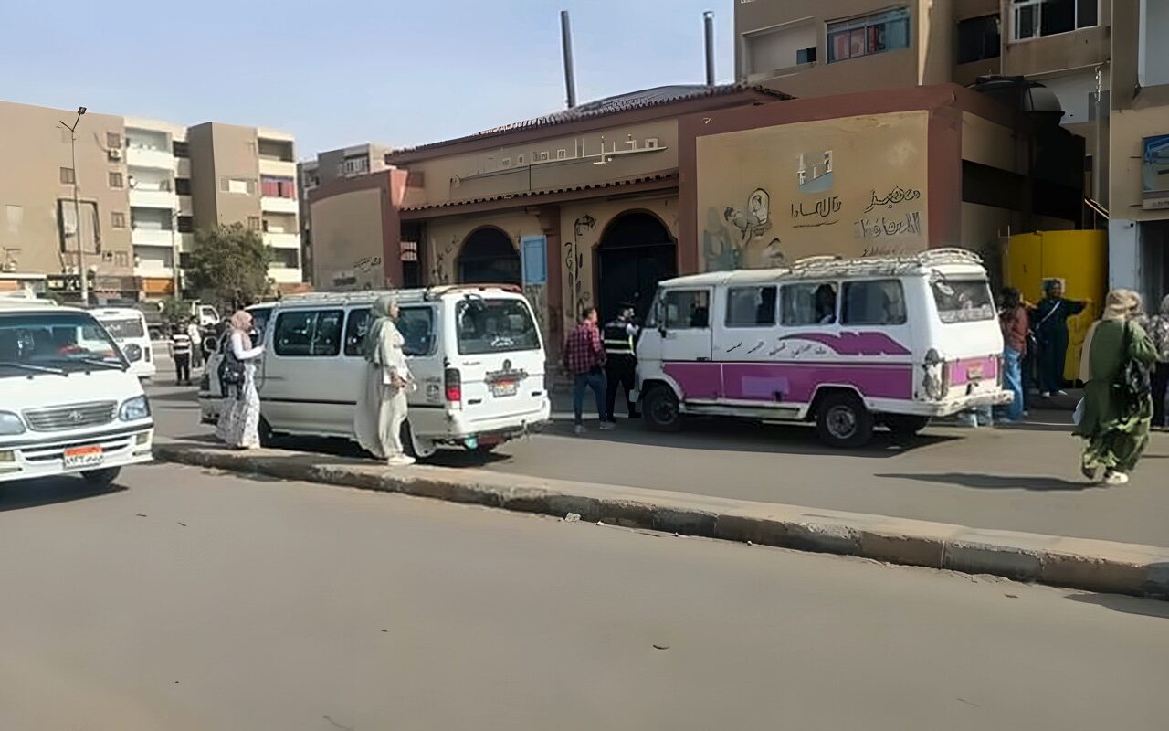 تحرير 23 محضر وحجز 3 سيارات، حملات مكبرة لضبط سير السرفيس أمام جامعة قنا