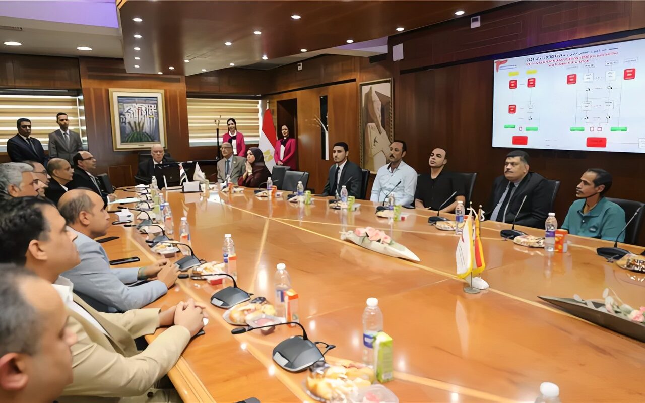 مطار القاهرة يكرم القائمين على مشروع تطوير أجهزة الكشف عن الحقائب بمبنى الركاب (2)