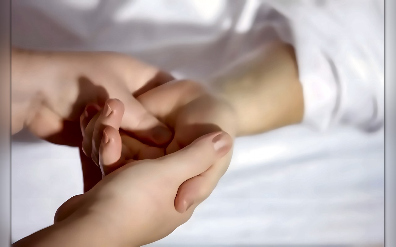 هل تشعر بتنميل في يدك؟… 6 أسباب محتملة يجب أن تعرفها