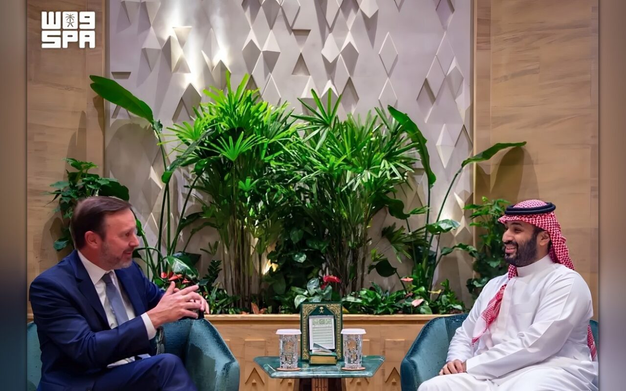 ولي العهد السعودي يبحث مع السيناتور الأميركي كريس مورفي تطورات المنطقة