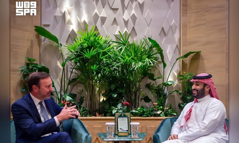ولي العهد السعودي يبحث مع السيناتور الأميركي كريس مورفي تطورات المنطقة