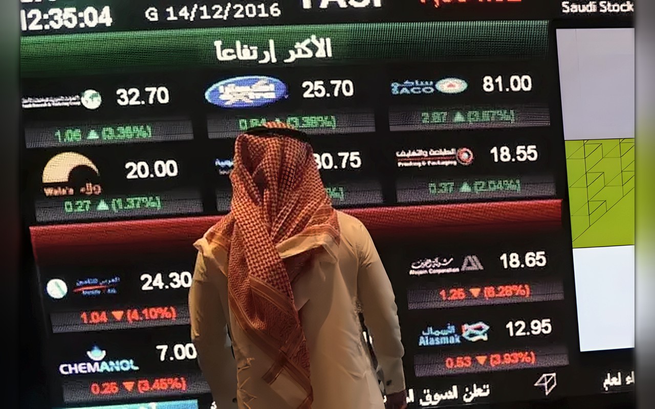 السوق السعودية تعاود التراجع بضغط من قطاع البنوك