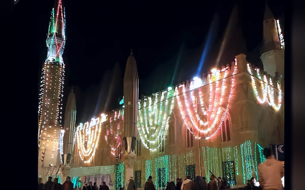 «مولد الحسين» يجتذب الآلاف لمزارات «آل البيت» بمصر
