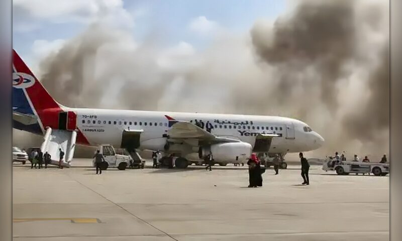 صواريخ ومسيَّرات حوثية تستهدف مطار عدن الدولي
