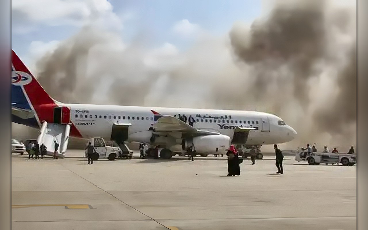صواريخ ومسيَّرات حوثية تستهدف مطار عدن الدولي