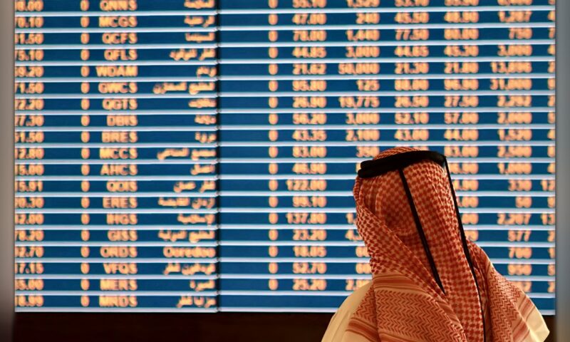 الأسواق الخليجية تتحرك بحذر في مستهل التداولات