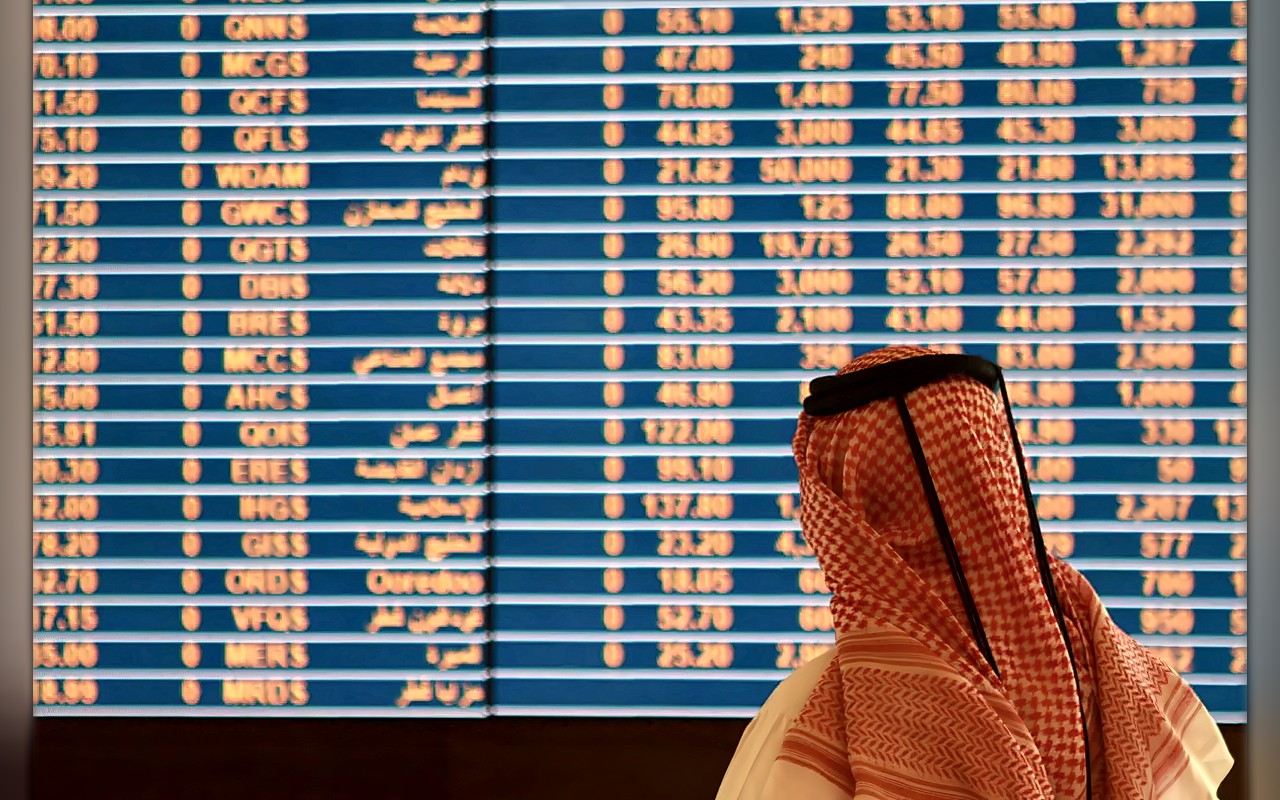 الأسواق الخليجية تتحرك بحذر في مستهل التداولات