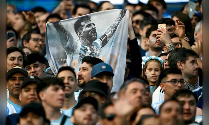 البنينيون احتفوا بميسي في كوتونو وكأنه واحدٌ منهم