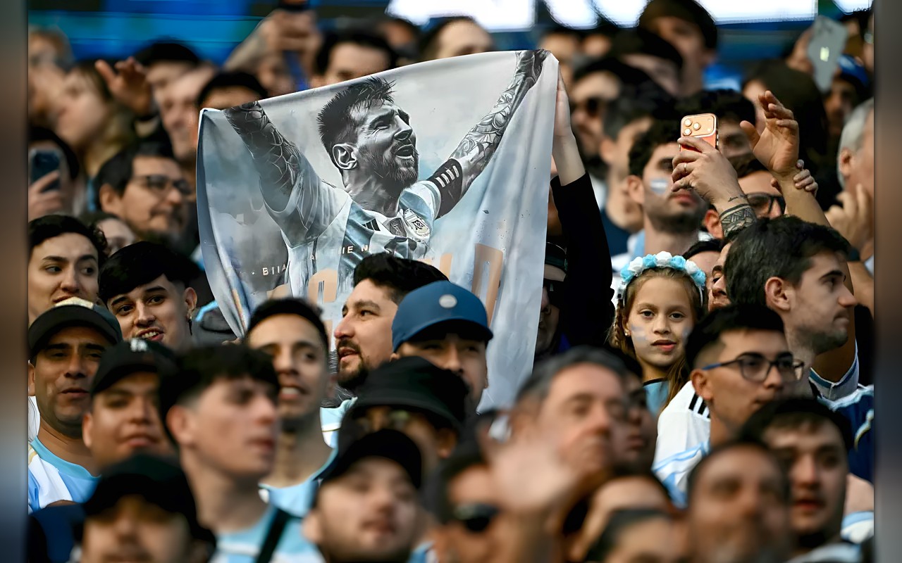 البنينيون احتفوا بميسي في كوتونو وكأنه واحدٌ منهم