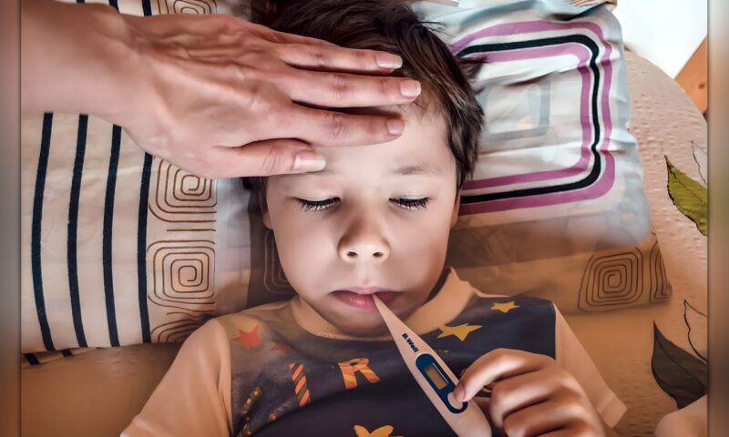 كيف تتعامل مع حُمّى طفلك في المنزل؟ ومتى تذهب للطبيب فوراً؟