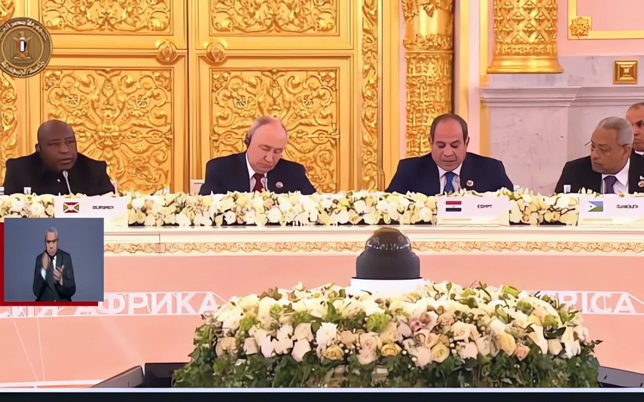 الرئيس السيسي: المياه العابرة للحدود يجب أن تكون جسرًا للتعاون والتفاهم بين الشعوب لا سببًا للنزاع