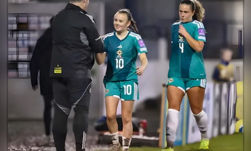من قطاع البناء إلى حلم كأس العالم… مدرب آيرلندا الشمالية يكتب قصة أشبه بالسينما