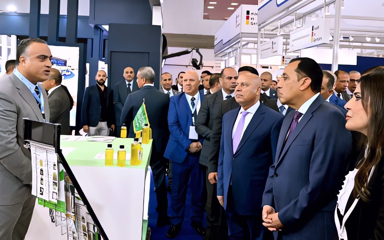رئيس الوزراء يتفقد أجنحة المشاركين بمعرض المؤتر الدولي لتكنولوجيا المياه