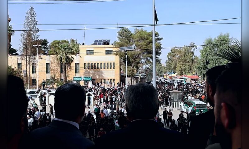 العلم السوري يرفع وسط الحسكة للمرة الأولى