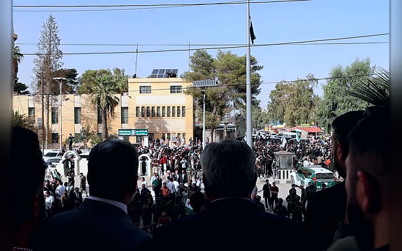 العلم السوري يرفع وسط الحسكة للمرة الأولى