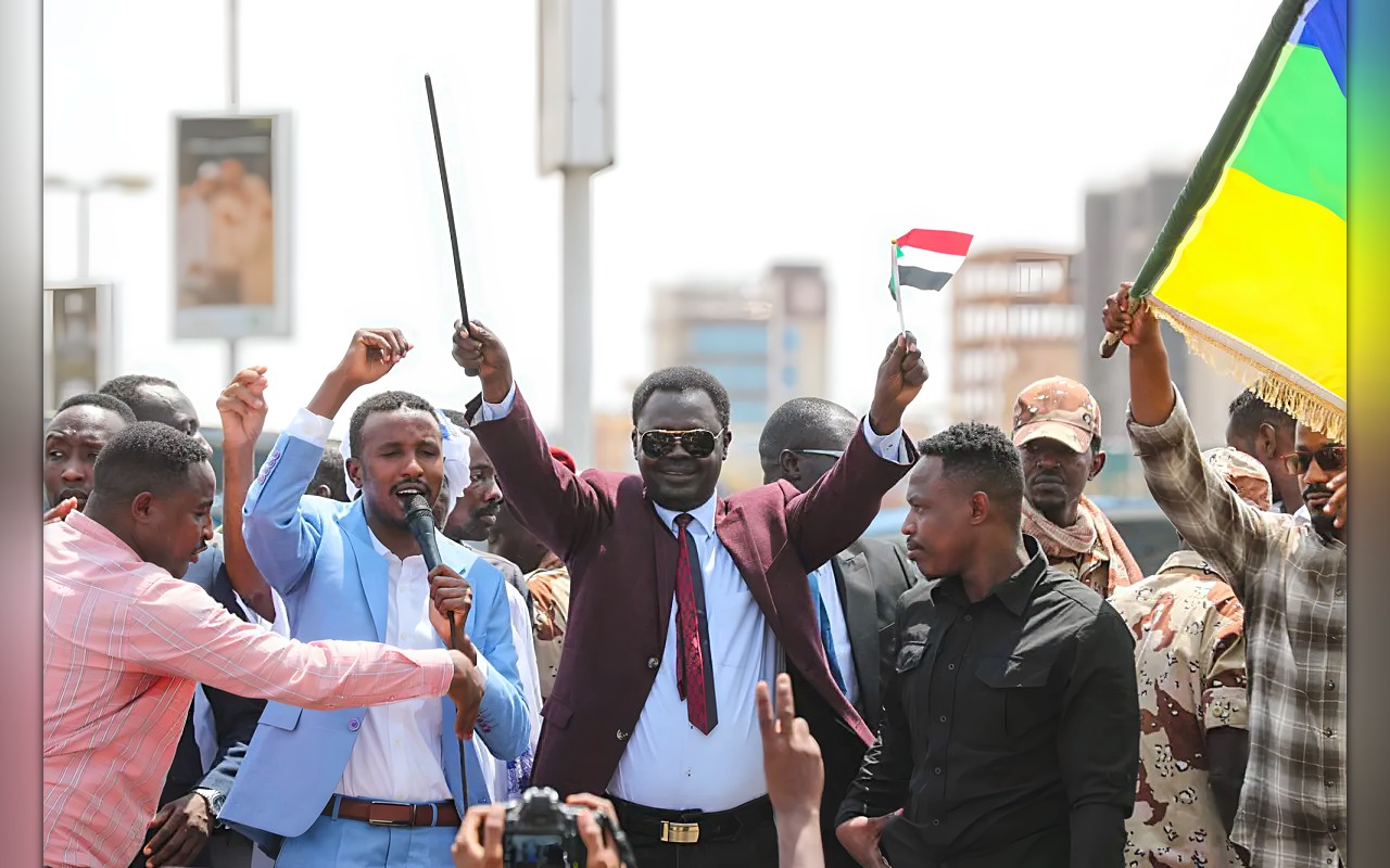 السودان: مناوي يلوّح بورقة التمرد إذا «استمرت الدولة في دعم الميليشيات»
