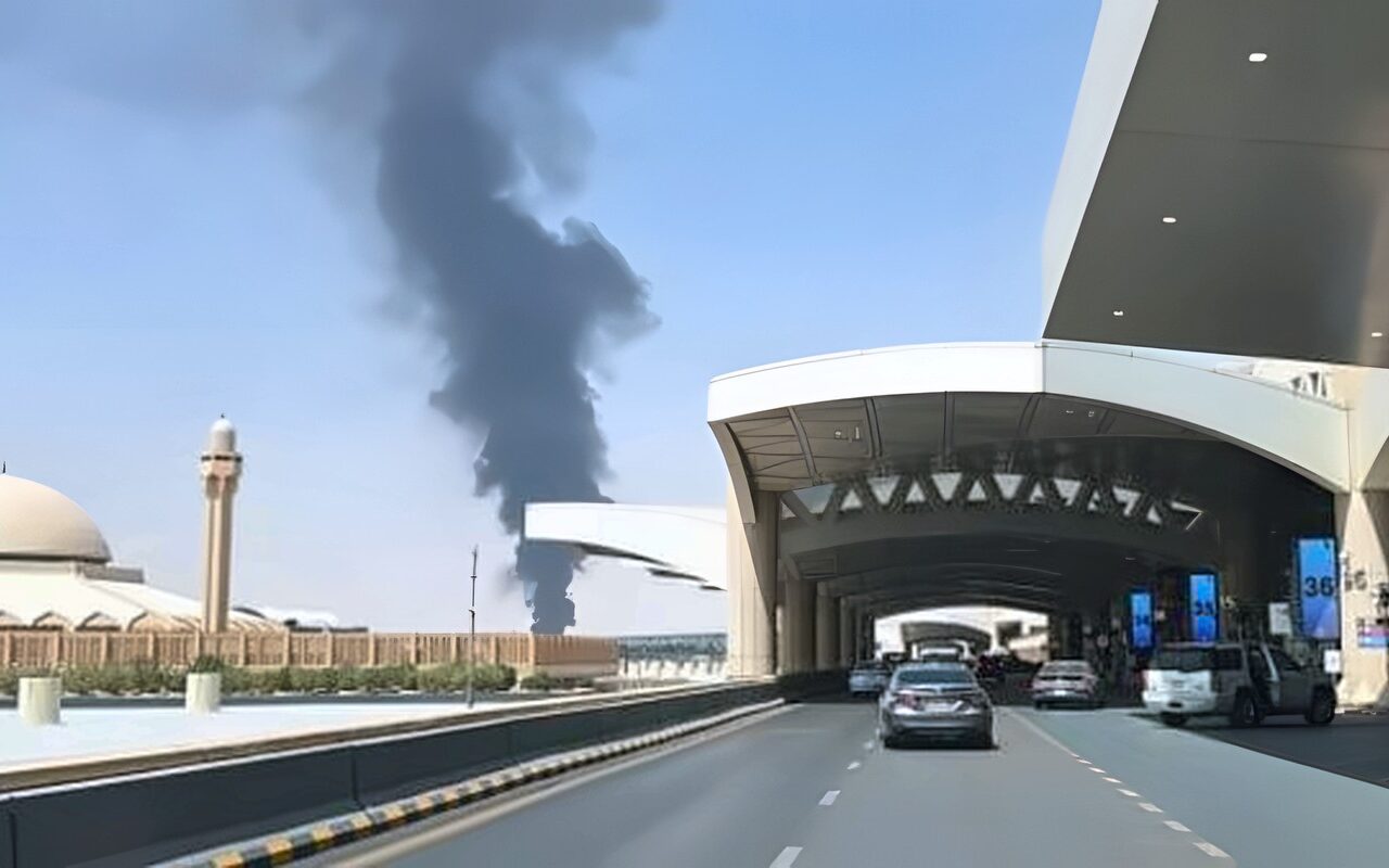 مصادر مطلعة لرويترز: سماع دوي انفجار قوي في مطار بالعاصمة السعودية