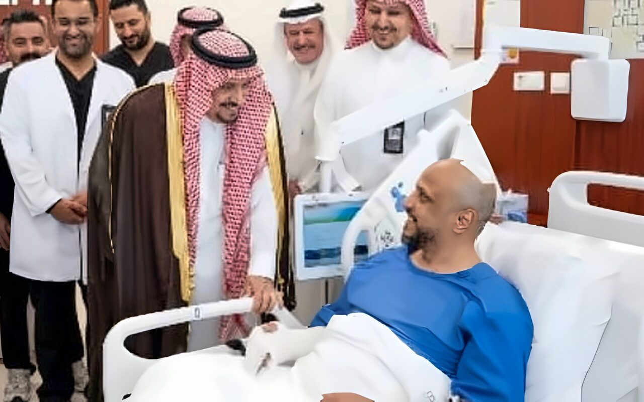 أمير الرياض يزور مصابي الهجوم الحوثي وينقل تحيات الملك سلمان وولي عهده