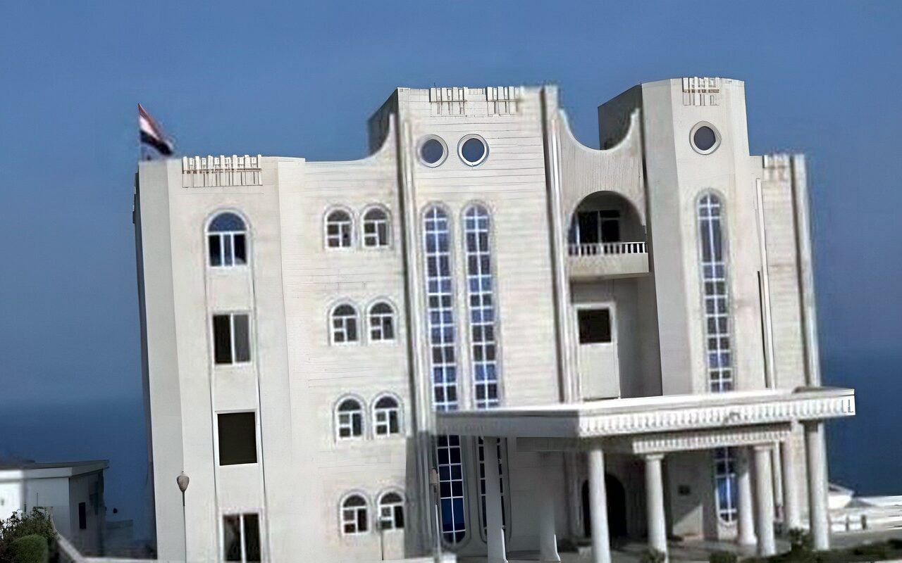 5 قتلى و16 مصابا في هجوم حوثي بالصواريخ والمسيّرات على قصر معاشيق في عدن