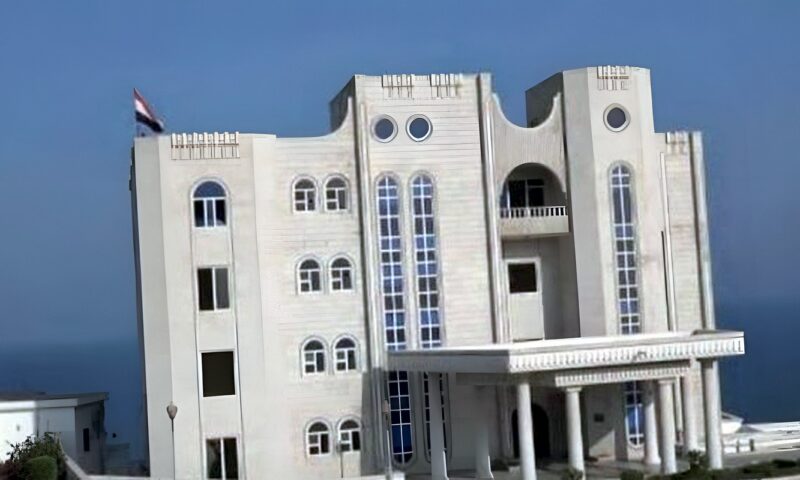 5 قتلى و16 مصابا في هجوم حوثي بالصواريخ والمسيّرات على قصر معاشيق في عدن