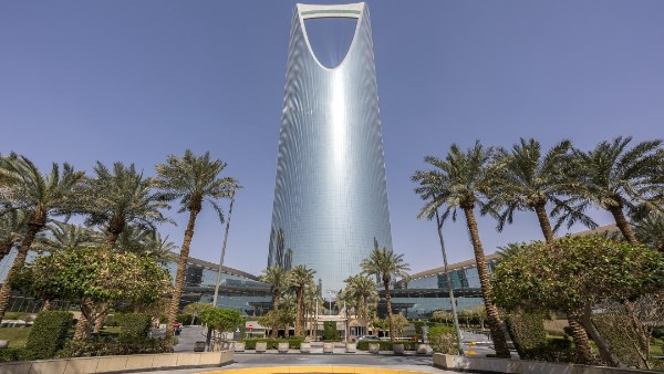 السعودية تُلزم موظفي برج مركز المملكة بالرياض بالعمل عن بُعد