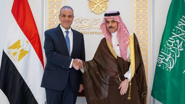 وزير الخارجية يبحث مع نظيره السعودي التطورات الإقليمية وجهود خفض التصعيد