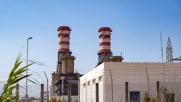 رويترز: قطر تخطط لإنشاء محطتين لتوليد الكهرباء في لبنان وإبرام اتفاق لتوريد الغاز لمدة 20 عامًا