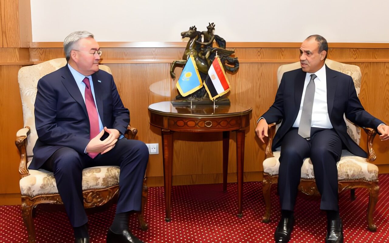 مصر وكازاخستان توقّعان بروتوكولًا لتعديل اتفاقية الإعفاء من التأشيرات