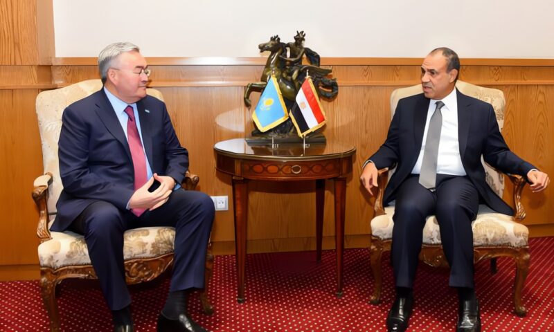 مصر وكازاخستان توقّعان بروتوكولًا لتعديل اتفاقية الإعفاء من التأشيرات