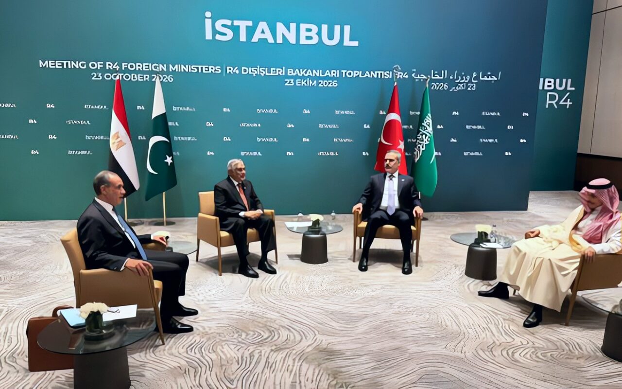 تحرك رباعي في إسطنبول لاحتواء التصعيد.. مصر وباكستان وتركيا تدين الاعتداءات على المملكة