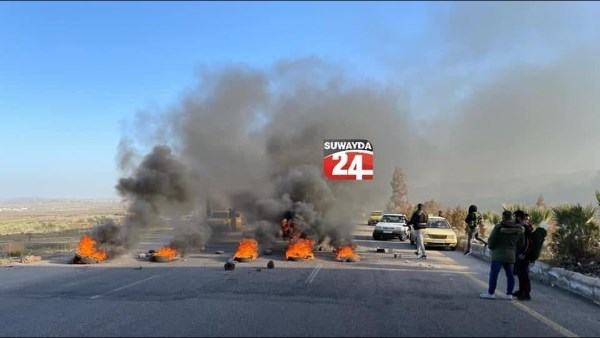 سوريا.. مجموعات خارجة عن القانون تغلق طريق السويداء دمشق بالكامل